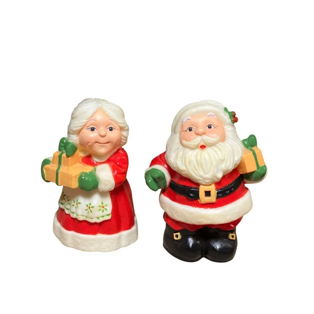 Hallmark Santa & Mrs. Claus Plastic Salt & Pepper Shakers Christmas Decor Vintag